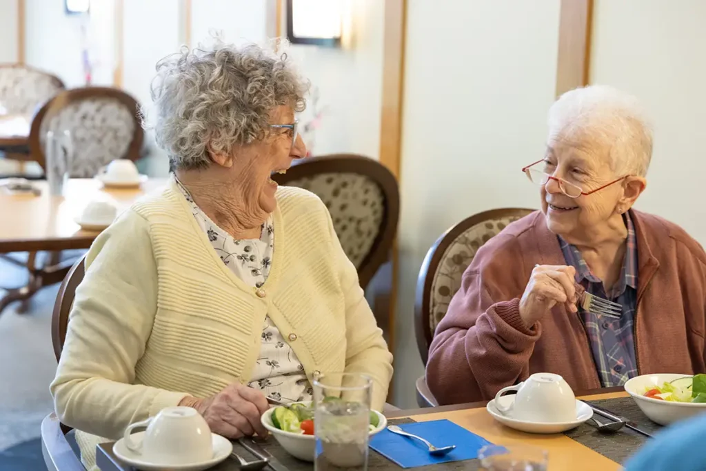 Seniors in assisted living in Norridge, Illinois enjoying dining services